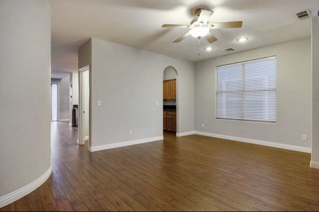 Building Photo - Spacious 5BR home with 3-car garage