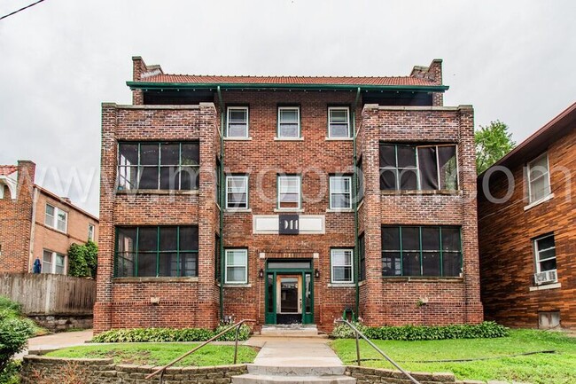Building Photo - 911 Forest Ave