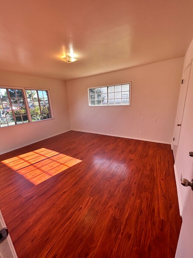 Foto principal - 10404 Sherry Ave