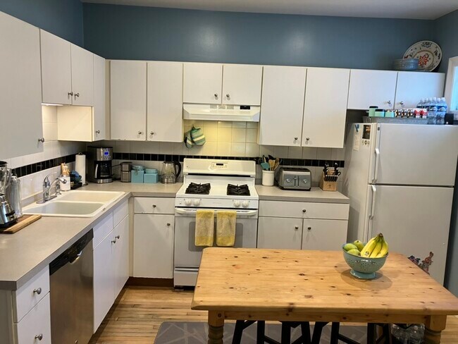 kitchen.. table is not part of the lease - 4343 N Bell Ave