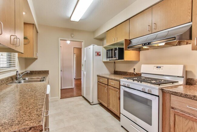 Building Photo - 4609 Braeburn Dr