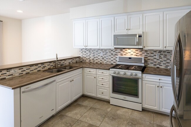 Building Photo - Beautiful townhouse near I-680
