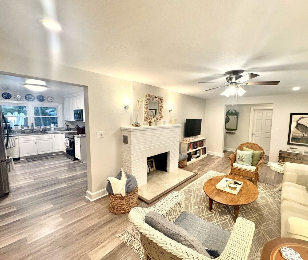 Foto principal - Beautiful 4 bed/3 bath home on large corne...