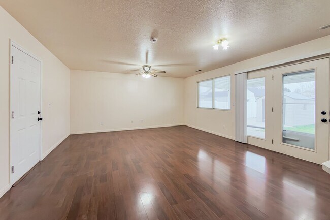 Foto del edificio - Modern 3 Bed, 2 Bath Home with LVP Flooring & 2-Car Garage! - Available NOW!