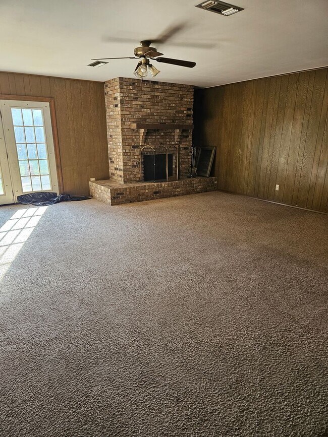 Building Photo - Spacious 3bd/2bth Home