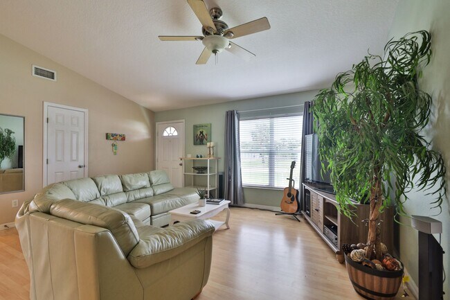 Building Photo - Furnished, Beautifully decorated 3 bedroom...