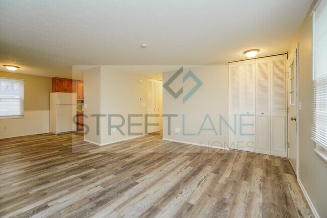 Building Photo - REDUCED!
