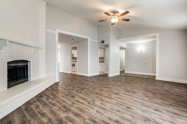 Foto del edificio - Beautiful 3-Bedroom Home Near Dining and Shopping with Spacious Backyard
