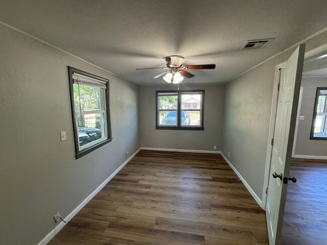 Building Photo - $895 - 3 bed 1 bath - Single Family Home