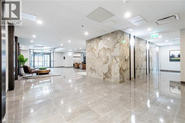 Building Photo - 870 Queenston Rd