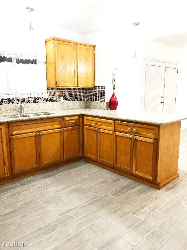 Foto del edificio - 3 br, 2 bath Apartment - 1631 E Vernon Ave