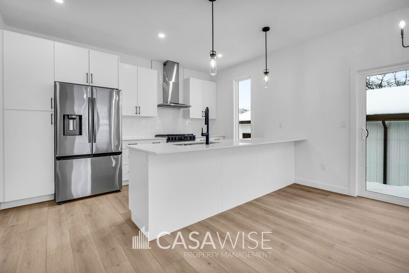 Primary Photo - 15416-15496 96 Ave NW