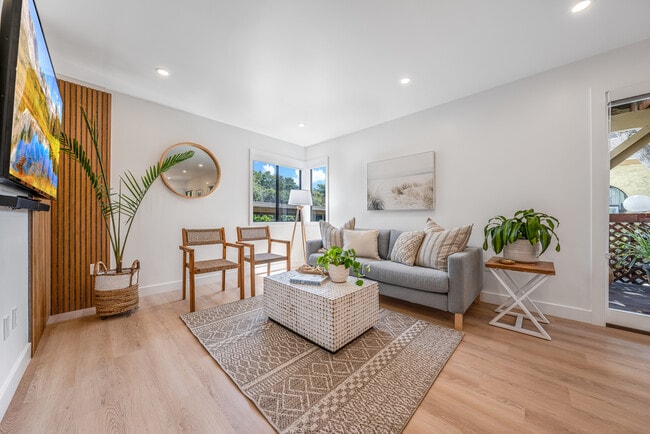 Building Photo - 40 Seacliff Dr