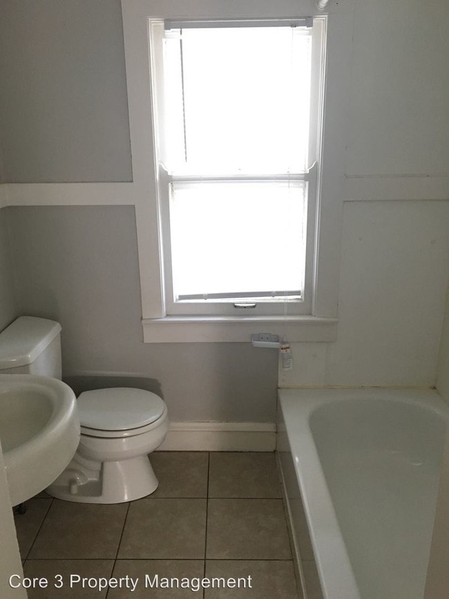Building Photo - 1 br, 1 bath Apartment - 714 W. Washington