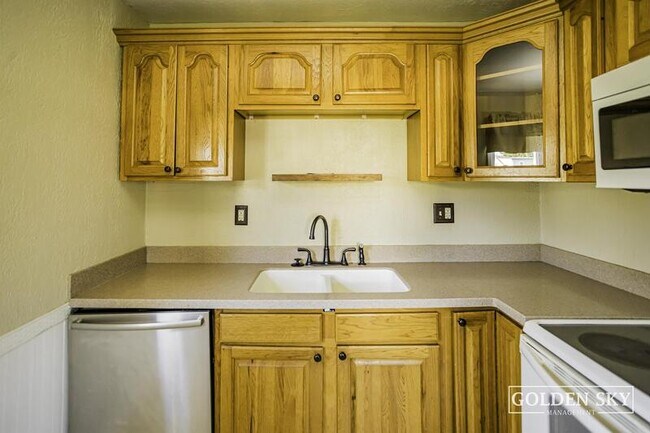 Foto del edificio - 2300 S Beacon St