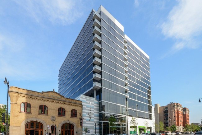 Building Photo - Luxury South Loop Studio