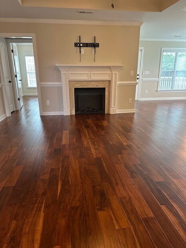 Building Photo - 3 Bed/2 Bath Home with Bonus Room & Screen...