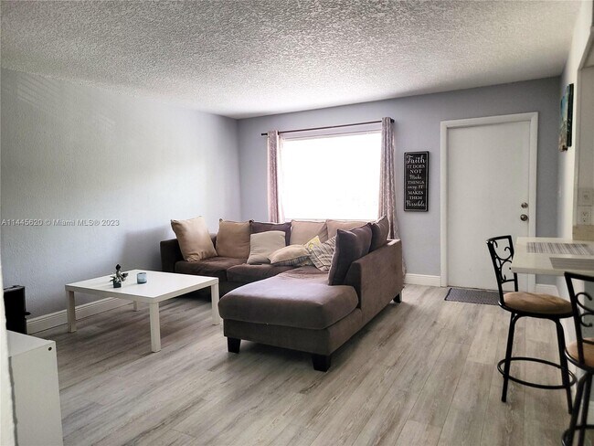 Foto del edificio - 3061 NE 49th St