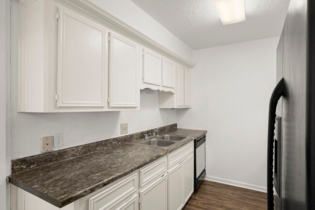 Building Photo - 3004 Manor Ln