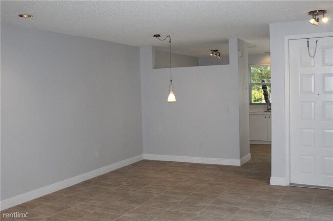 Building Photo - 3 br, 3 bath House - West Lake Village