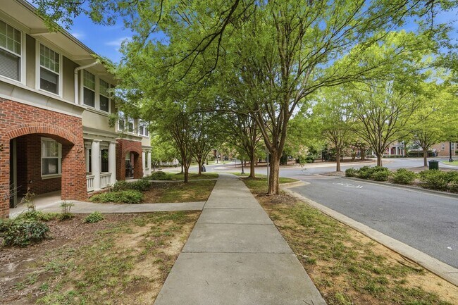 Foto del edificio - Uptown Charlotte Townhome with Dual Primary Suites