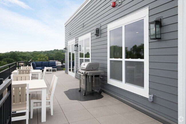 Área común de patio - The Hamptons at Hilldale