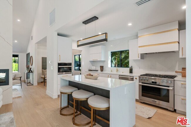 Foto del edificio - 4305 Goodland Ave