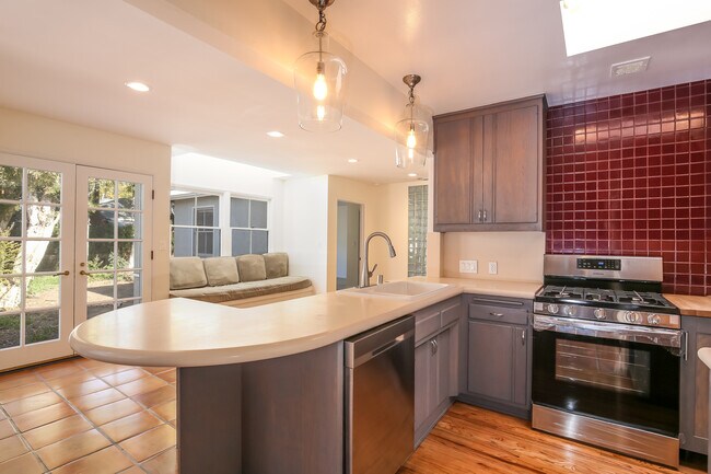 Foto del edificio - 10821 Cushdon Ave