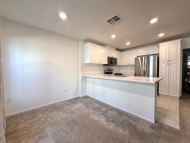 Foto del edificio - Modern Three Bedroom Townhouse in gated community of El Paseo $2,995.