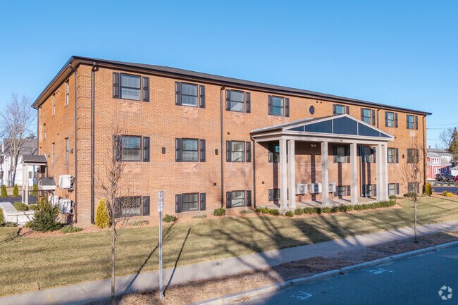 Foto del edificio - 747 Pontiac Ave