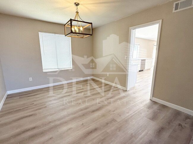 Building Photo - 1529 E Edgewater Dr