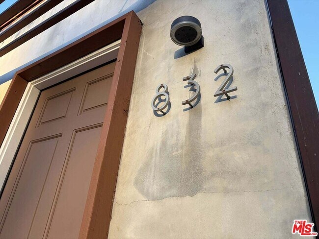 Foto del edificio - 832 N Las Palmas Ave