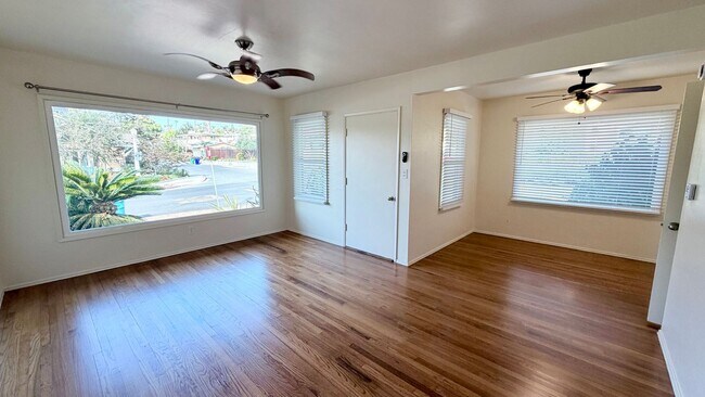 Foto del edificio - Spacious 3 Bed 2 Bath Home in Sunset Cliffs with Detached Garage & Private Backyard
