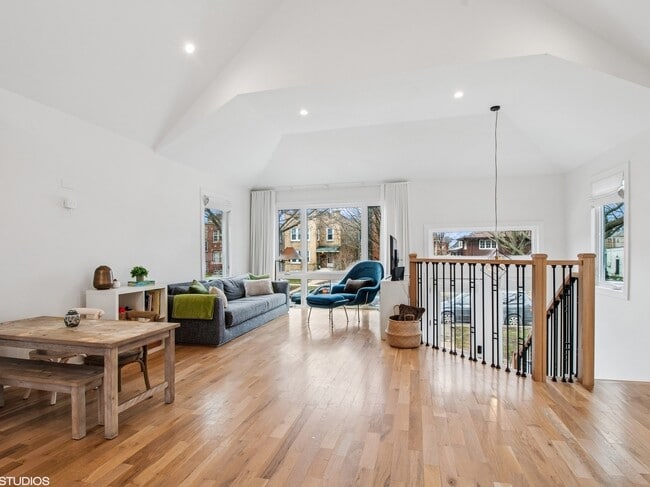 Building Photo - 1025 Dewey Ave