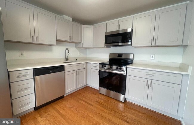 Building Photo - 7353 Crestleigh Cir