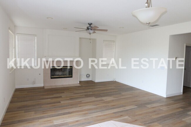 Foto del edificio - Lakefront 4 bedroom, 3 bath, 3 car  in the Lakeside Community