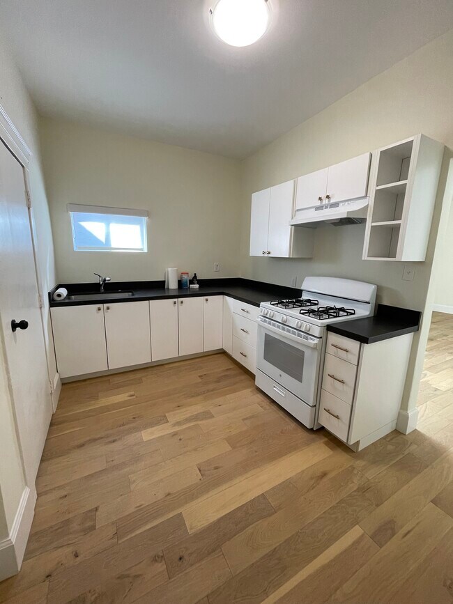 Kitchen - 1037 W 22nd St