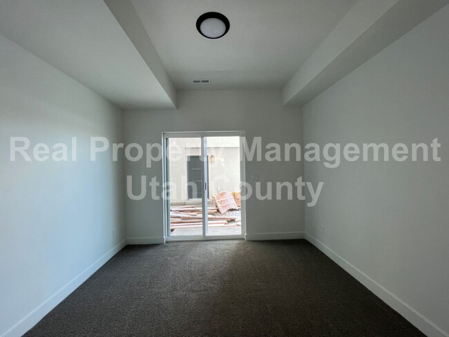 Foto del edificio - New AF Townhome