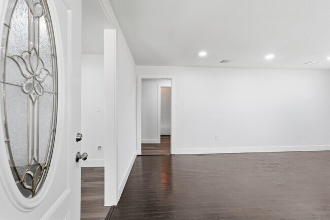 Foto del edificio - 2281 Des Jardines St