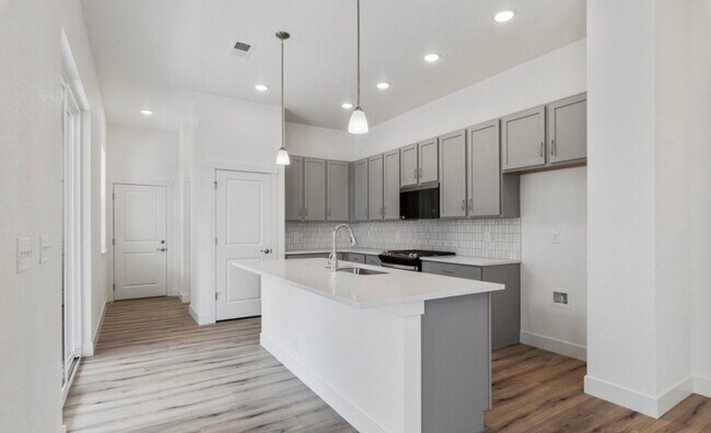 Foto del edificio - 5081 McKinnon Ct