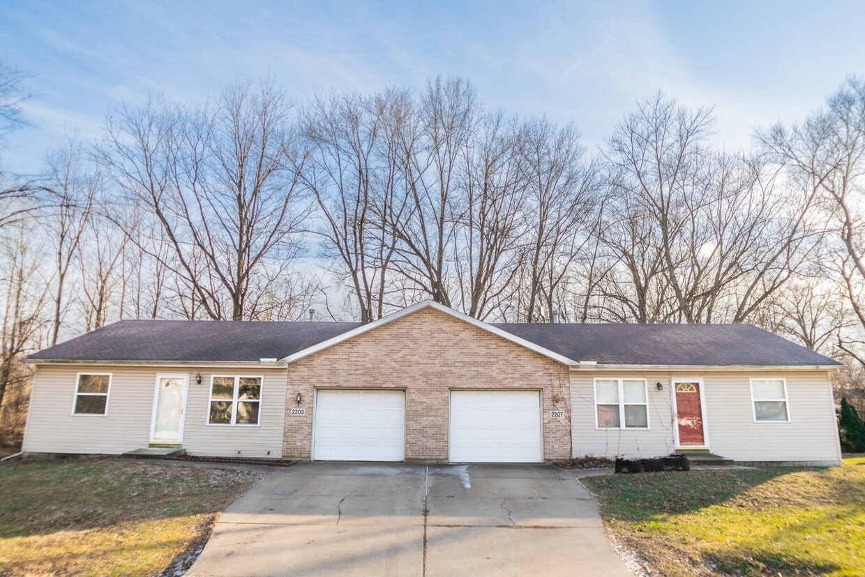 Primary Photo - 2 bedroom / 1 bathroom Duplex for Rent in ...