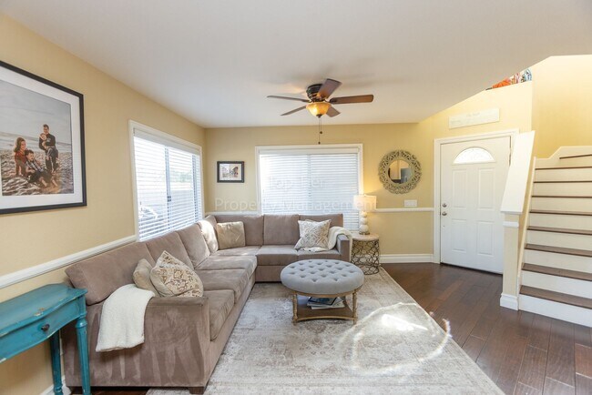 Building Photo - Beautiful 3 bed / 2.5 bath / 1,150 sqft Town Home in walking distance to Vista Village