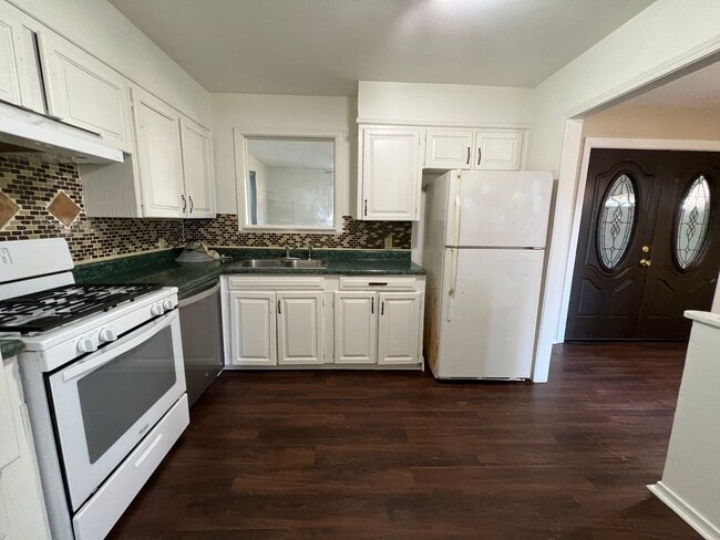 Building Photo - BIG HOME IN GARDEN VALLEY AREA OF SHREVEPORT