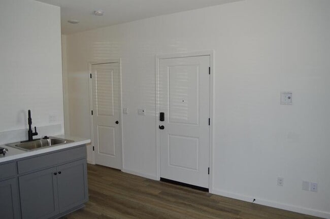 Foto del edificio - 573 Bedfordshire Dr