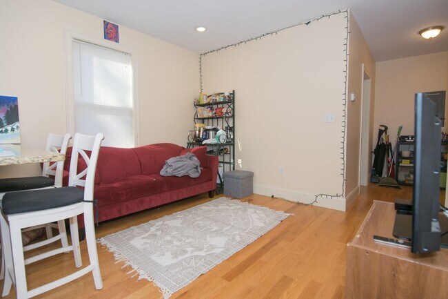 Foto del edificio - Amazing Four Bed, Two Bath, available 11/1