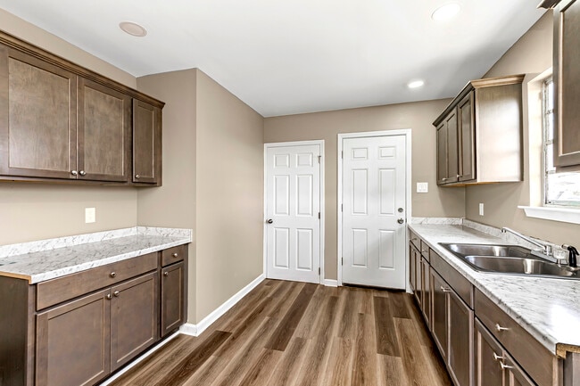 Foto del edificio - 381 Mills Ave