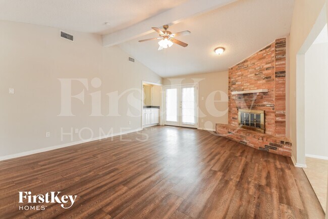 Foto del edificio - 8902 Deerwood Dr