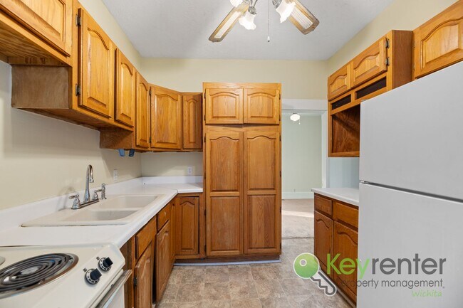 Foto del edificio - 1st Month FREE! Spacious 4 bedroom 1 bath ...