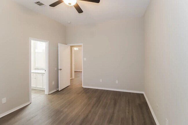 Foto del edificio - 2670 Hill Street Cove