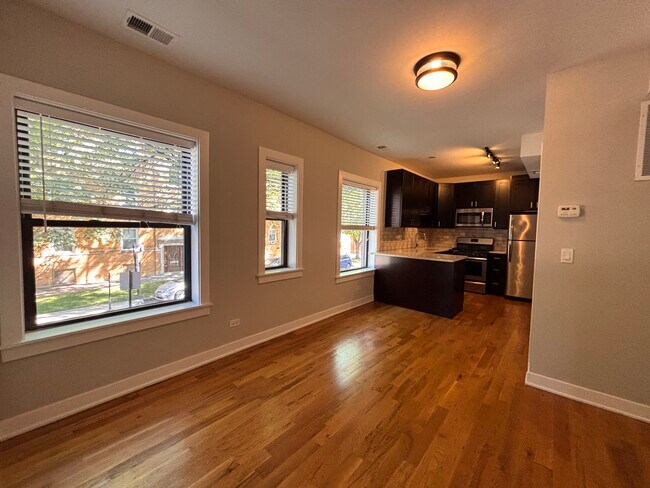 Foto del edificio - 2203 W Eastwood Ave